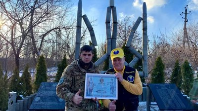 Рекорд: Українські військові виготовили найбільший тризуб із гільз (ФОТО)