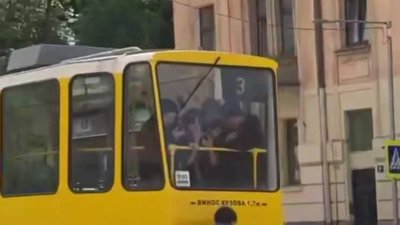 У Львові хлопець покатався на трамваї (ВІДЕО)