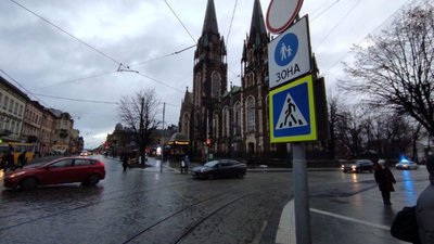 На пішохідній зоні на вулиці Бандери у Львові забули про світлофори