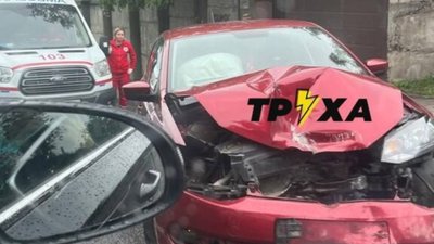У Львові на Богданівській розбився автомобіль (ФОТО)