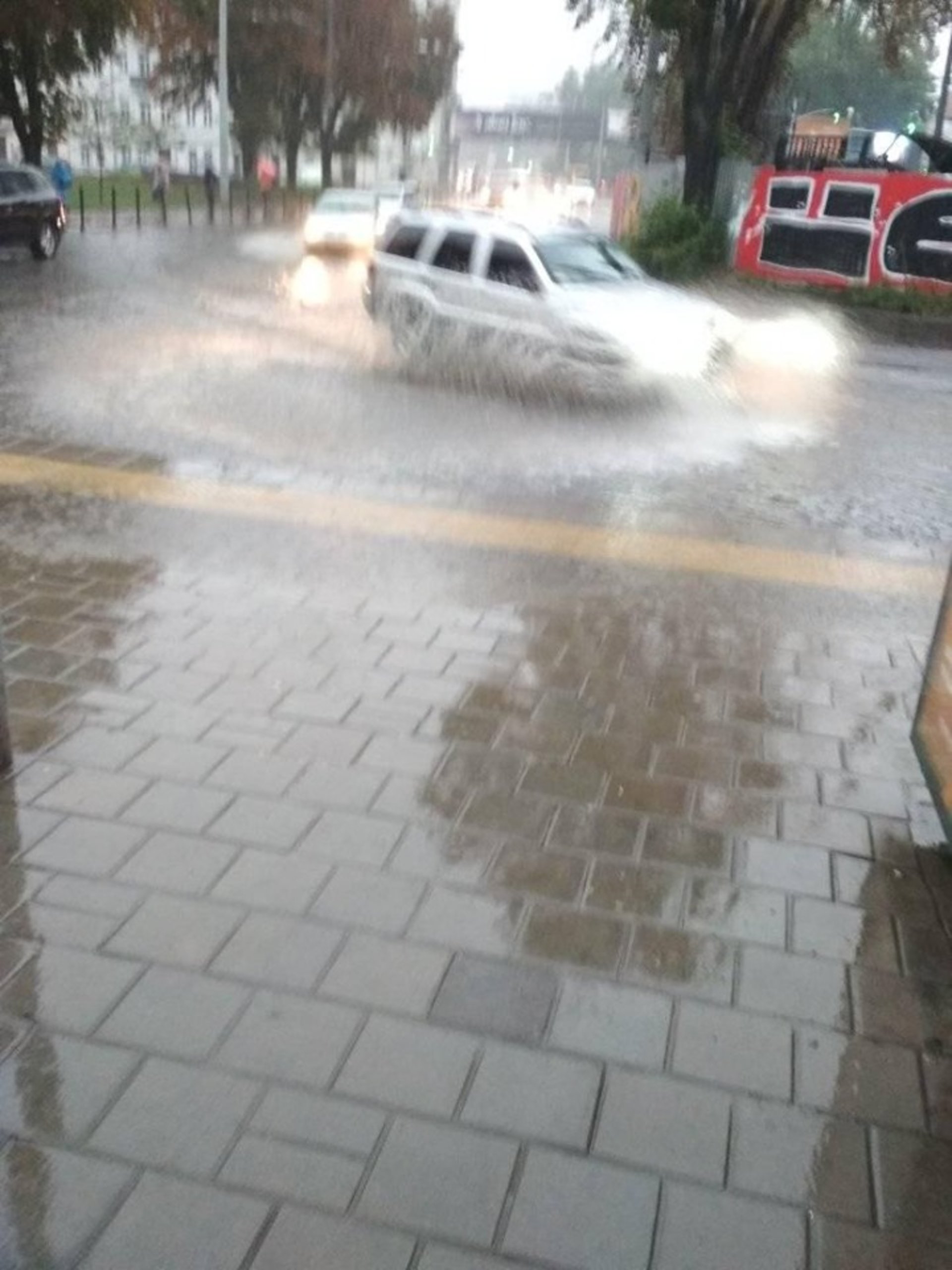 Після ремонту на дорогах Львова не стікає вода. Фото: Володимир Білоус.