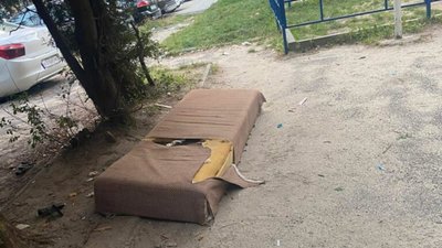 У Львові дитячий майданчик перетворився на смітник
