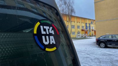 Волонтери із Литви передали автомобілі українським військовим
