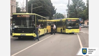 У Львові сталась ДТП за участі трьох маршруток: подробиці