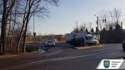 На виїзді зі Львова зловмисники обстріляли бойовими патронами камеру відеонагляду