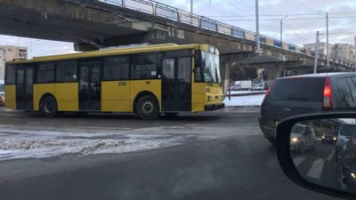 У Львові поламаний тролейбус заблокував рух транспорту (ФОТО)