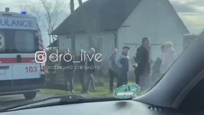 На Львівщині маршрутка вʼїхала у подвірʼя (ВІДЕО)