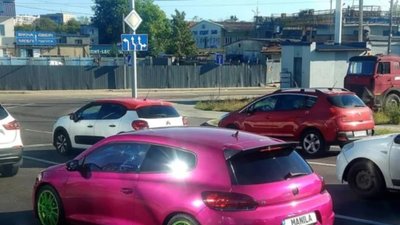 У Львові помітили кольорові автомобілі