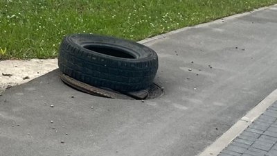 У Львові пошкоджені люки закривають шинами