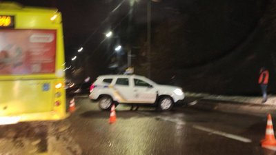 У Львові водій зніс острівець безпеки