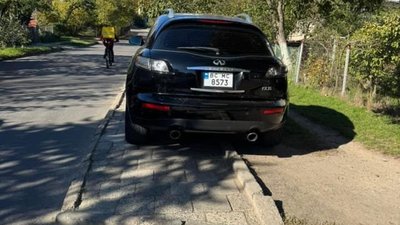 У Львові у спальному районі паркуються на тротуарах
