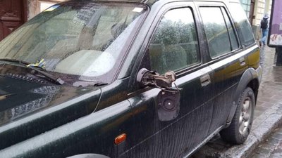 У Львові автобус "зніс" дзеркало запаркованому авто (ФОТО)