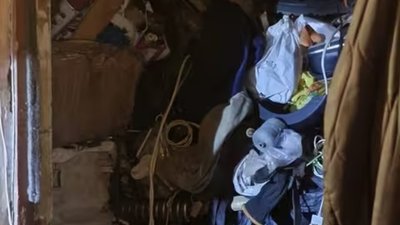У Львові мешканці квартири накопичують сміття (ВІДЕО)