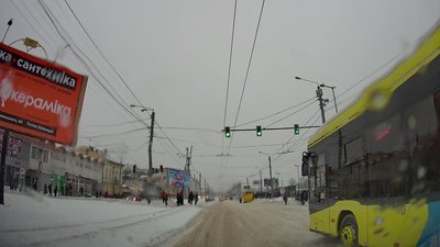 У Львові снігопад паралізував рух транспорту і пішоходів (ВІДЕО, ФОТО)