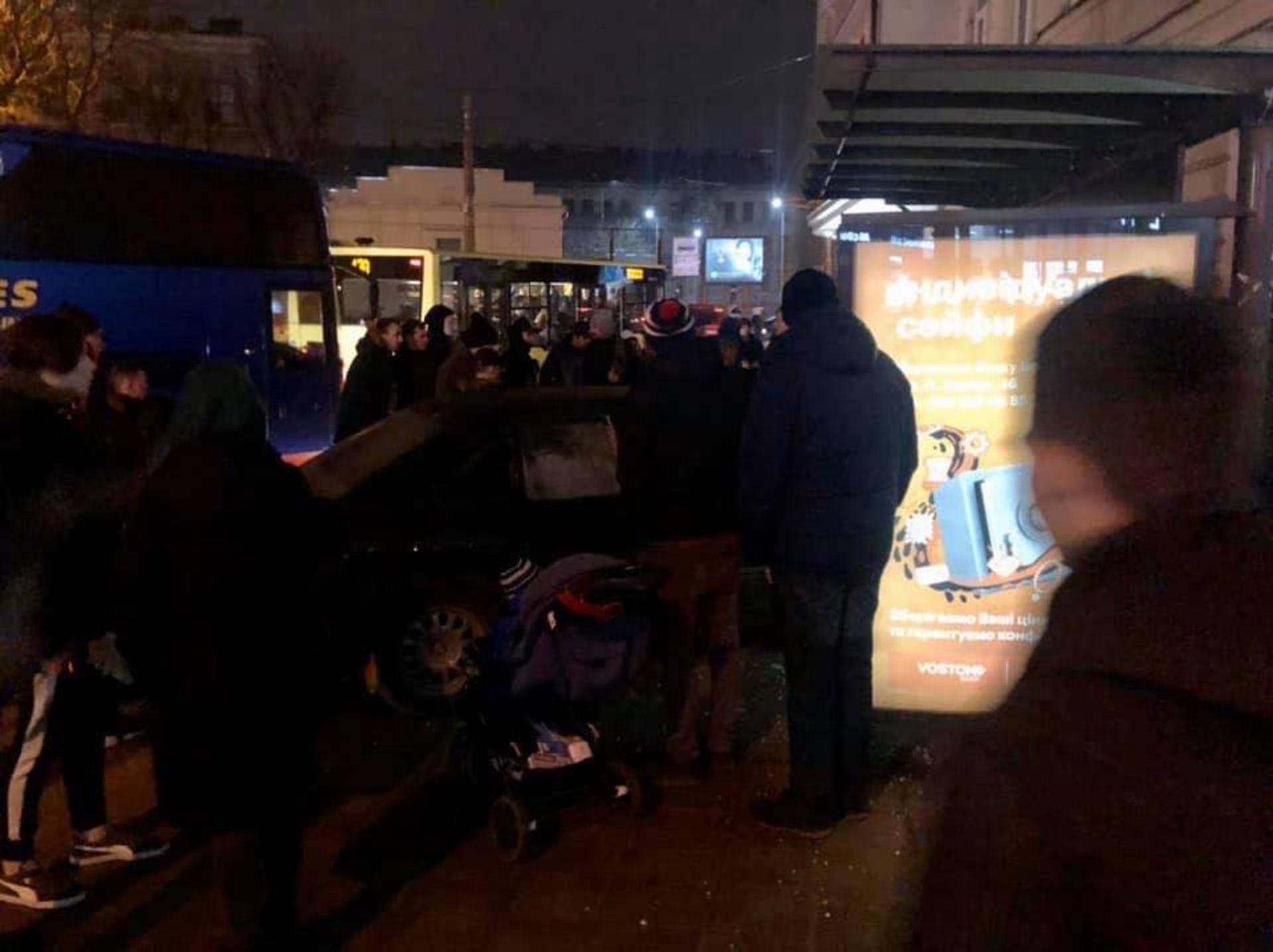 У Львові автомобіль влетів у зупинку: постраждала дівчина. Фото Варта-1