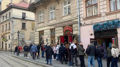 У Львові надалі вишикувались черги до "П’яної вишні" (ФОТО)