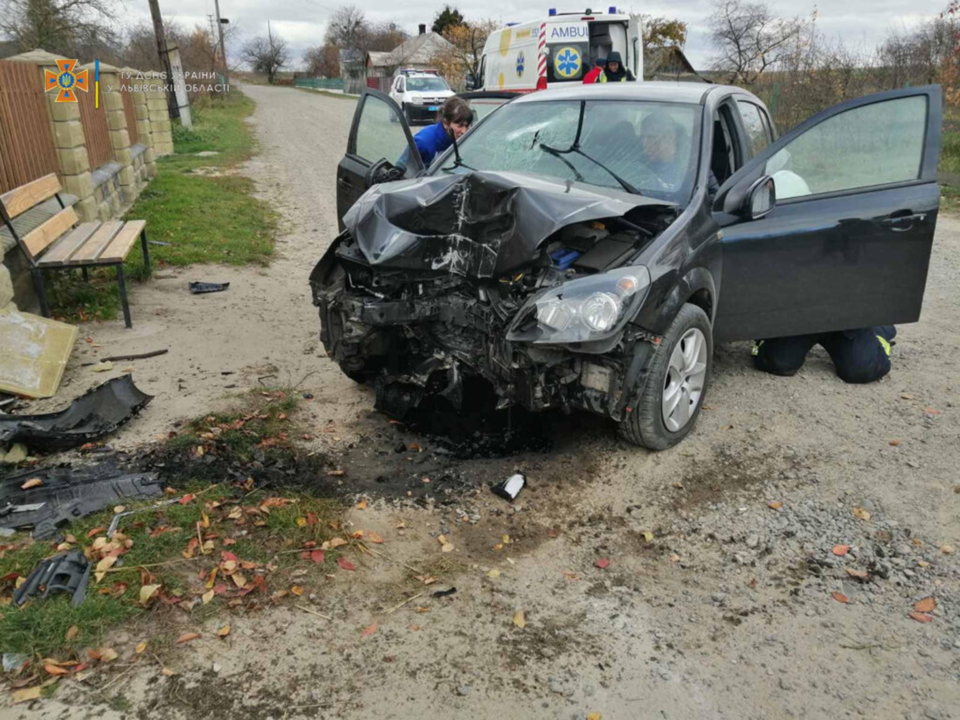 В'їхав у бетонну огорожу: на Львівщині рятувальники вивільняли із авто чоловіка