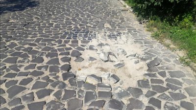 У Львові розвалюється  на шматки проїжджа частина вулиці (ФОТО)