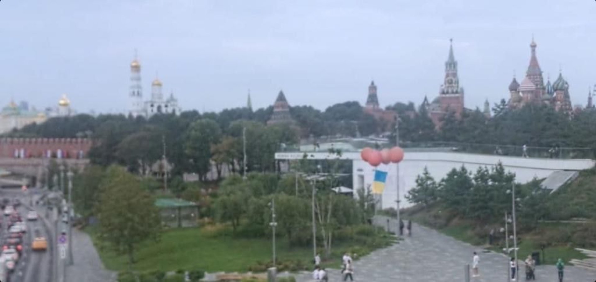 У небі над Москвою символічно запустили український стяг