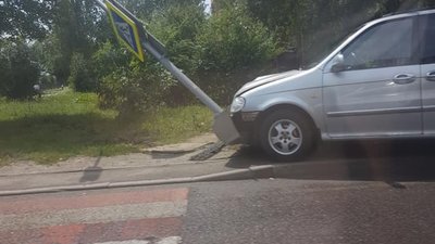 У Львові автівка врізалась у знак "пішохідний перехід"