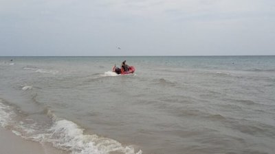 На Херсонщині чоловіка з дитиною віднесло на матраці в море: син загинув, батька шукають