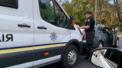 У Львові поліцейський бус врізався у автомобіль