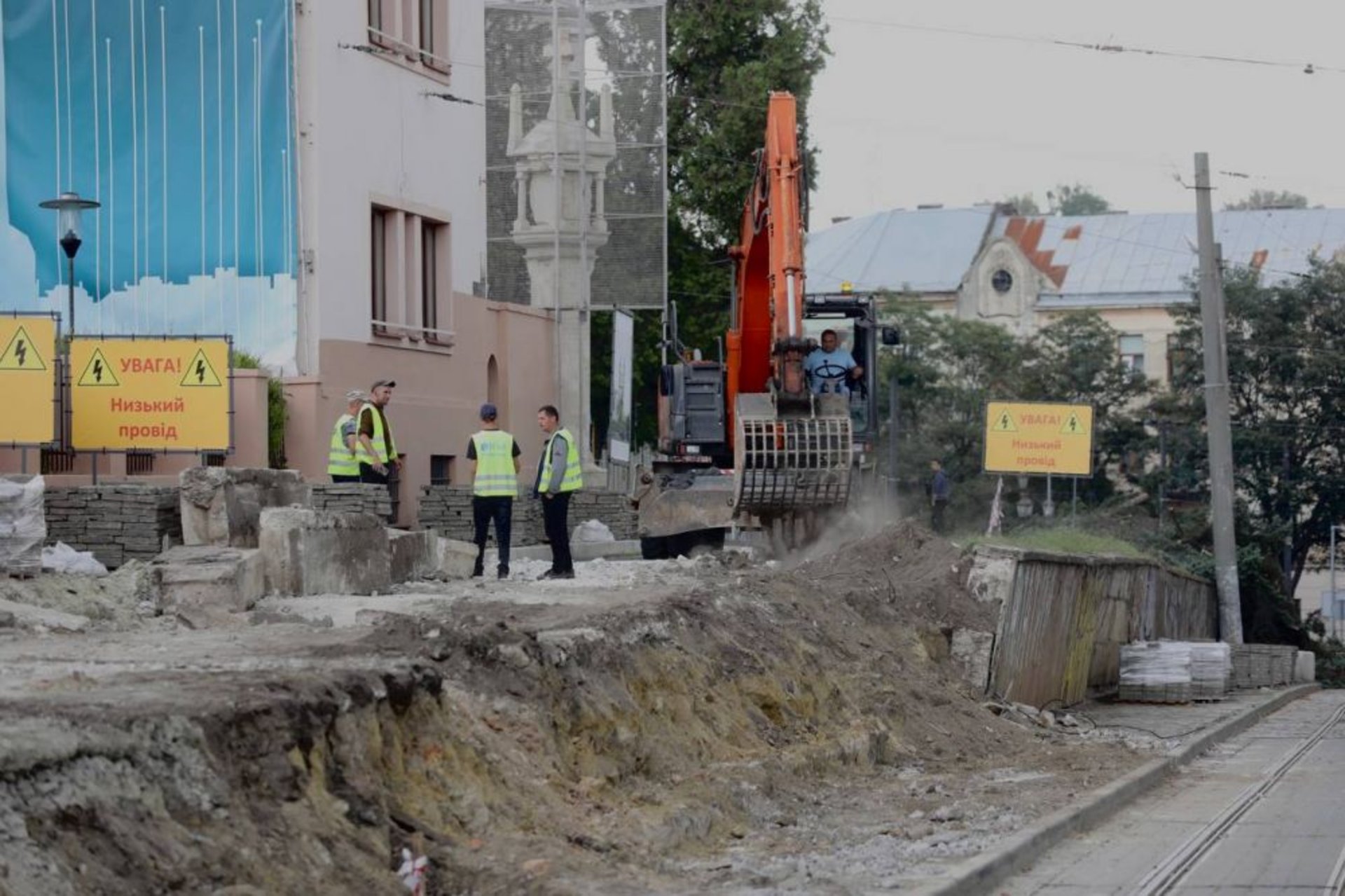 У Львові зрізали 40-річні ялинки біля Органного залу