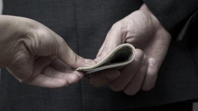 На Львівщині викрили податківців, які отримали хабара