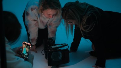 Сміття - на мистецтво: VERONIKA презентувала кліп “Нас не було”