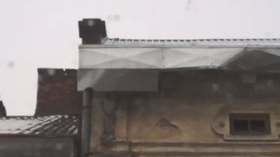 У Львові після ремонту вітер зриває бляху з будинку (ВІДЕО)