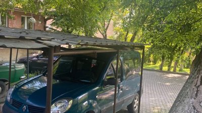 У центрі Львова побудували накриття для автомобілів (ФОТО)
