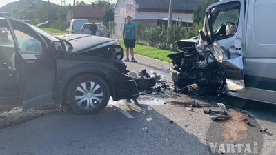 У Винниках не розминулись два автомобілі (ФОТО)