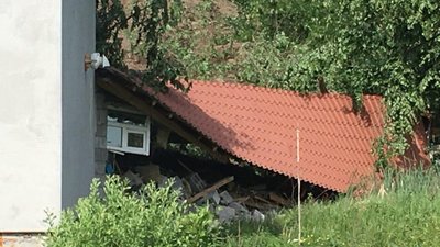 У горах Львівщини зсув грунту перемістив житловий будинок