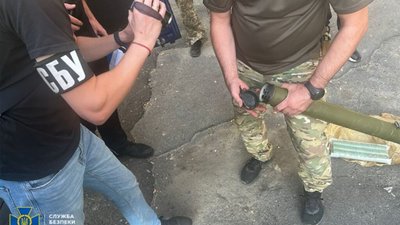 СБУ затримала у Херсоні священника УПЦ (МП), який торгував російською зброєю та боєприпасами