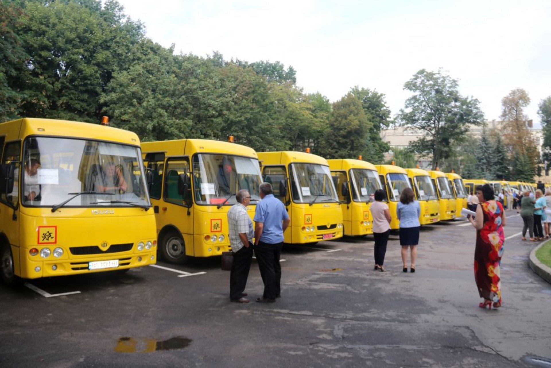Школи Львівщини отримали 36 нових автобусів