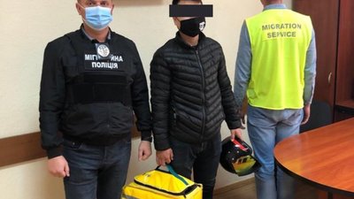 У Львові студента-туркмена покарали за роботу в компанії "Glovo"