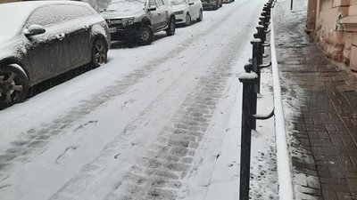 Львів’яни скаржаться на слизькі вулиці і відкриті люки (ФОТО)