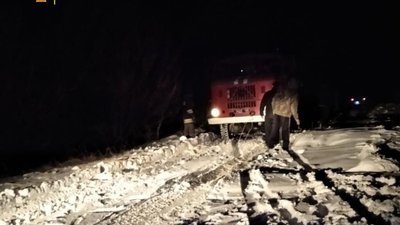 На Львівщині на неприбраній дорозі автобус злетів у кювет (ФОТО)