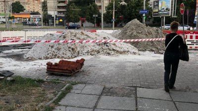 У Львові у спальному районі міста розрили тротуар (ФОТО)