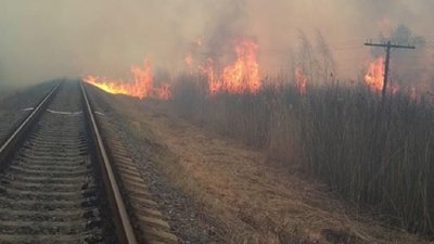 На Жовківщині гасили залізничну колію Львів - Рава Руська (ФОТО)