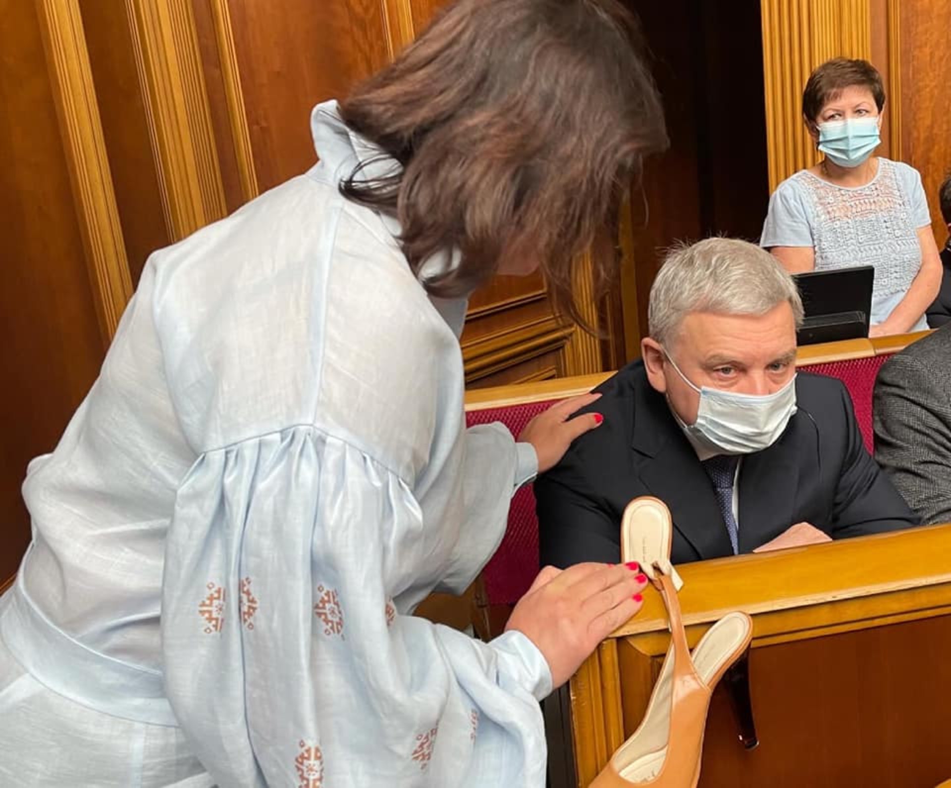 Міністру оборони Тарану подарували жіночі туфлі, фото Ірина Геращенко