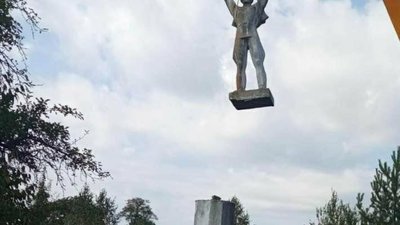 На Львівщині знесли радянський памʼятник, під який вмонтували ікону (ФОТО)