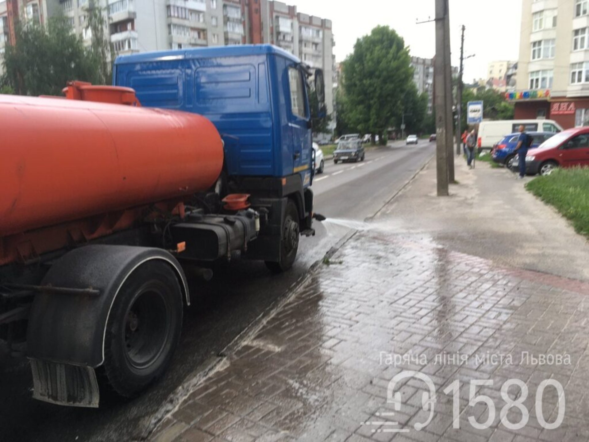 У Львові перед дощем комунальники помили вулиці міста