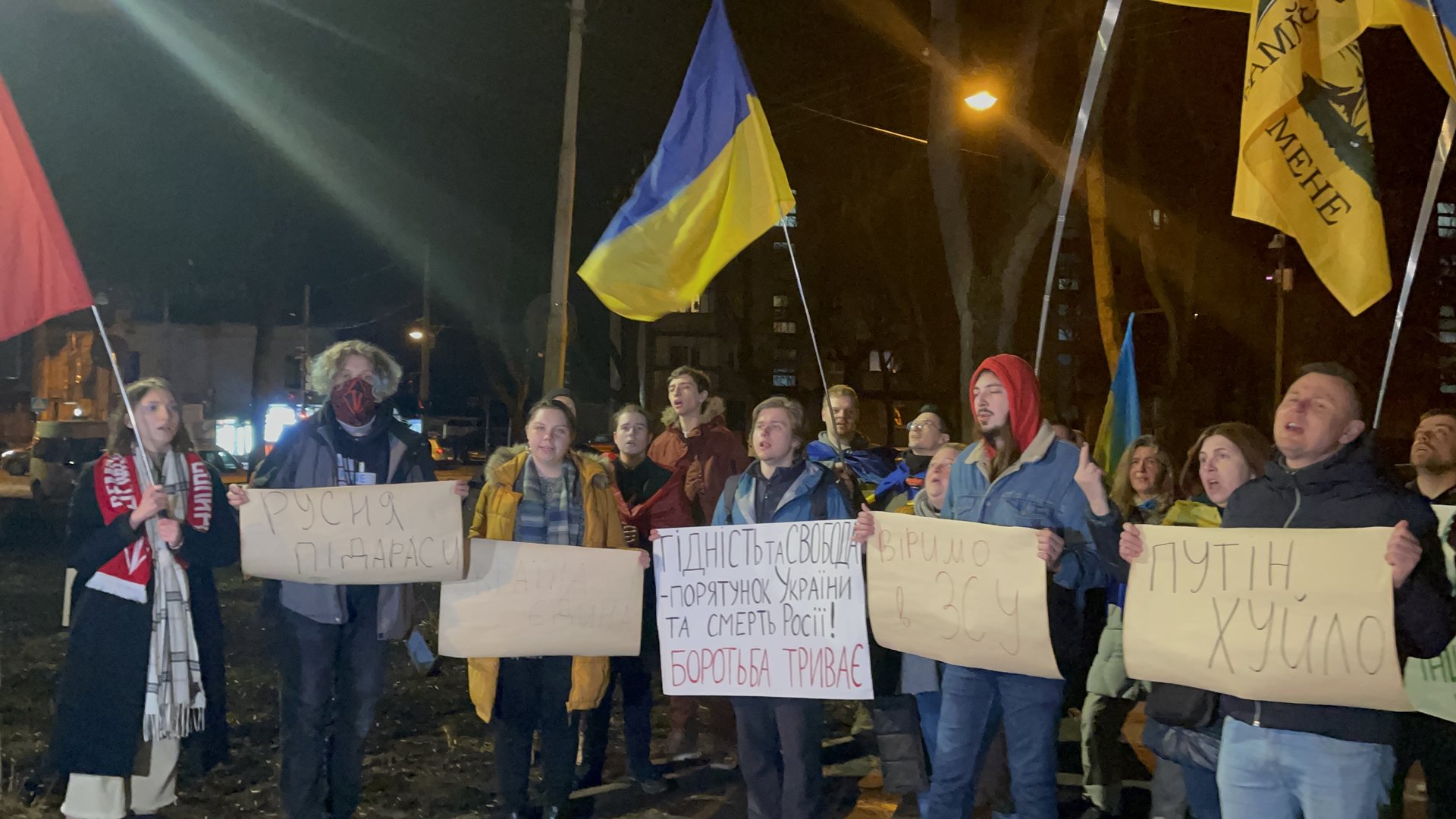 У Львові під стінами Генконсульства РФ виконали Гімн України, фото Четверта студія