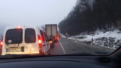 На об'їзній у Львові зупинився рух (ВІДЕО)