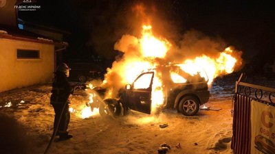 У Новояворівську на Львівщині вогонь знищив позашляховик