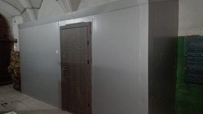Як у центрі Львова городянин зробив добудову до квартири у… коридорі загального користування (ФОТО)
