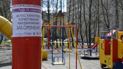 У Львові на дитячому майданчику знайшли тіло повішеного чоловіка