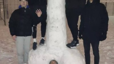 У Львові встановили сніговиків у формі чоловічих статевих органів (ФОТО)