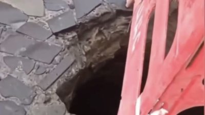У центрі Львова утворилось пʼятиметрове провалля (ВІДЕО)